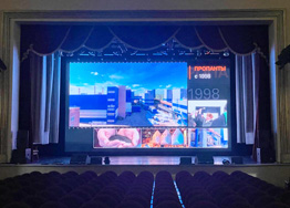 Уникальный проект - LED экран MEVY P4 RGB с системой подъёма на 1 лебёдке (45 кв.м) для сцены дворца культуры г.Боровичи